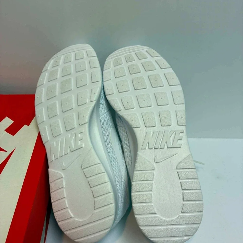 Nike Tanjun Running Shoes Womens 9.5 White Mesh Sneakers 812655-110